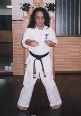 2002.12.12.karate-seiken_chuudanduki2.jpg (40804 oCg)